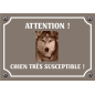 Plaque chien humour "Chien très susceptible" Plaque chien humour "Chien très susceptible"