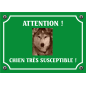 Plaque chien humour "Chien très susceptible" Plaque chien humour "Chien très susceptible"