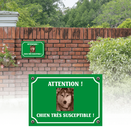 Plaque chien humour "Chien très susceptible"