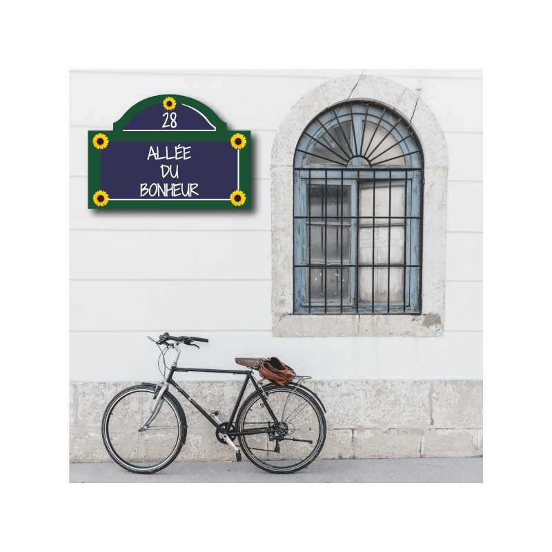 Plaque de rue parisienne avec fronton tournesol