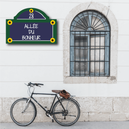 Plaque de rue parisienne avec fronton tournesol