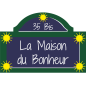 Plaque de rue parisienne avec fronton soleil