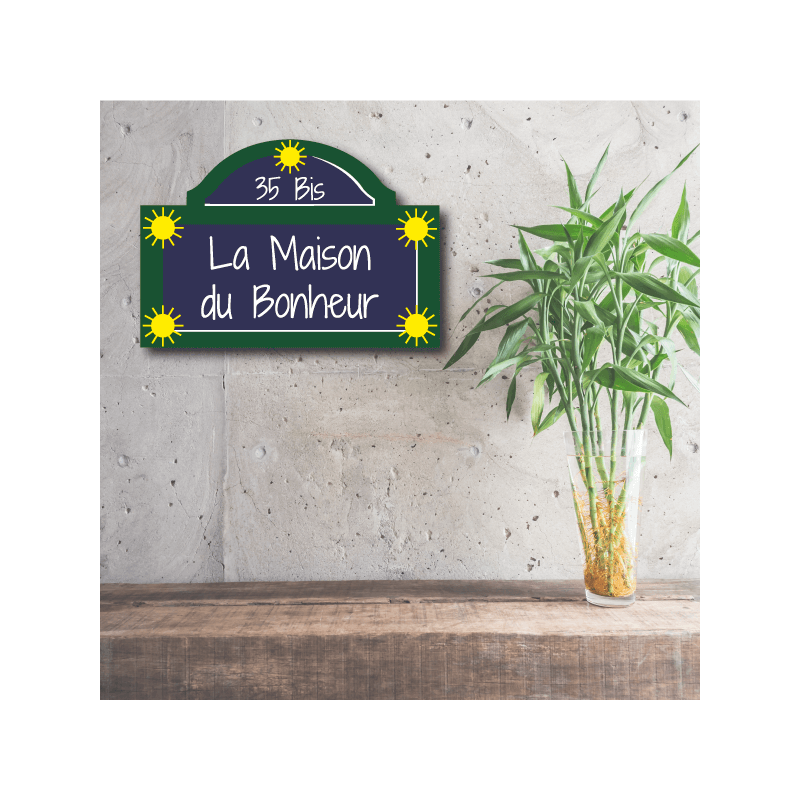 Plaque de rue parisienne avec fronton soleil Plaque de rue parisienne avec fronton soleil